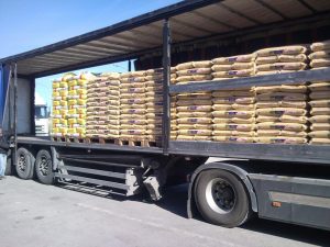 camion con bancali di sacchi misti: carta e plastica. Senza film estensibile