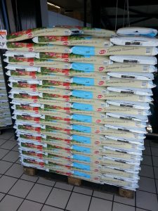 bancale con sacchi in plastica senza film perfettamente ordinati per un\\\'immagine impeccabile