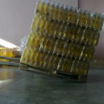 Bottiglie di olio con fogli antiscivolo